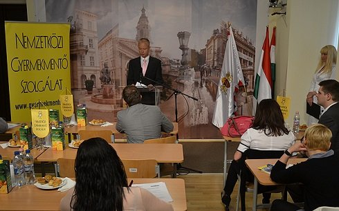 Dr. Szentes Tamás főpolgármester-helyettes beszél a gyermeknapot beharangozó sajtótájékoztatón Fotó: budapest.hu 2013. május 22. 