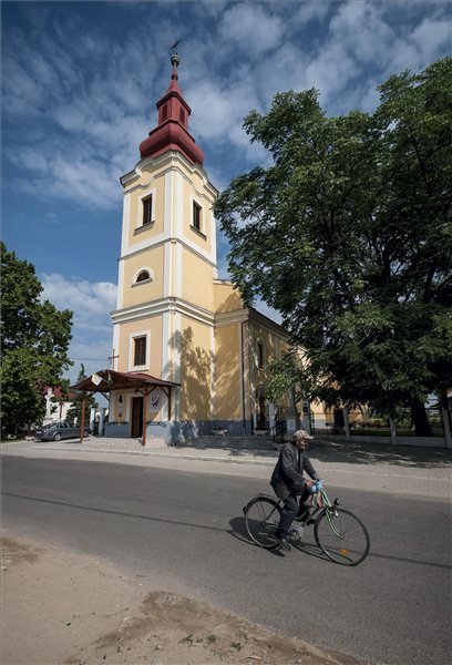 A római katolikus templom a Szabolcs-Szatmár-Bereg megyei Ajakon 2013. július 12-én. Ajak azon tizennyolc település egyike, amelynek városi címet adományozott a köztársasági elnök 2013. július 15-ei hatállyal. MTI Fotó: Czeglédi Zsolt