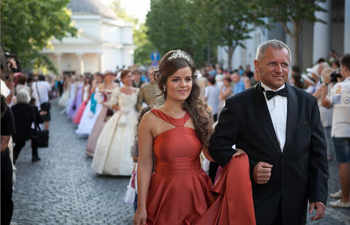 Balatonfüred 18 éves lányait a polgármester hívja meg a bálra. Az első bálozók a hagyomány szerint fehér ruhában jelennek meg.