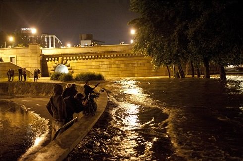 Budapest, 2013. június 6. Érdeklődők fényképezik a megáradt Dunát a Lánchíd pesti hídfőjénél 2013. június 5-én. A fővárosban a korábban várt 875 centiméterrel szemben 885 centiméteren tetőzhet a Duna vízszintje. MTI Fotó: Kallos Bea