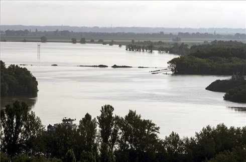 Az áradó Duna Dunaújvárosnál 2013. június 11-én reggel. A folyó éjjel egy órakor 755 centiméteren tetőzött. MTI Fotó: Sóki Tamás