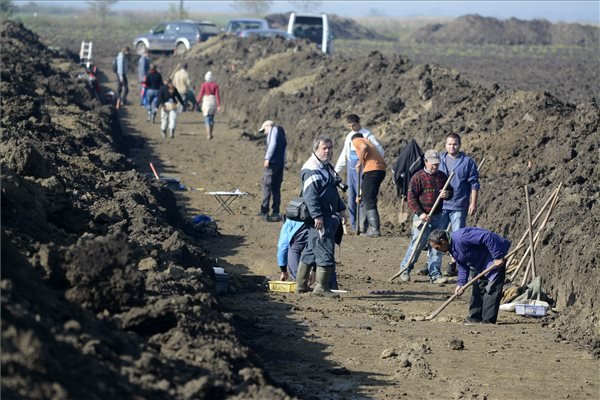 Régészek és ásatási segédmunkások dolgoznak Kunszentmárton határában 2015. október 28-án.