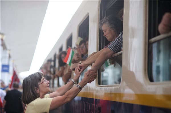 A csíksomlyói búcsúba tartó Boldogasszony zarándokvonat a kolozsvári állomáson, ahol rövid időre megállt a szerelvény 2015. május 21-én. A 15 kocsiból álló zarándokvonaton mintegy nyolcszázan utaznak. MTI Fotó: Biró István