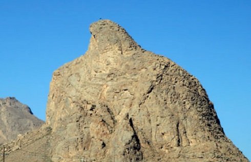 Iránban Sas sziklának, nálunk sokan Turulként emlegetik a Yazd városához közeli, időjárás alkotta madarat. 