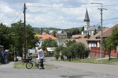 Kerékpáros a Heves megyei Gyöngyöspata főutcáján 2013. július 12-én. Gyöngyöspata azon tizennyolc település egyike, amelynek városi címet adományozott a köztársasági elnök 2013. július 15-ei hatállyal. MTI Fotó: Komka Péter
