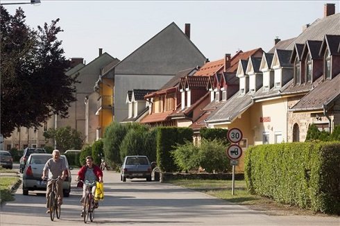 Kerékpárosok a Vas megyei Jánosháza központjában 2013. július 12-én. Jánosháza azon tizennyolc település egyike, amelynek városi címet adományozott a köztársasági elnök 2013. július 15-ei hatállyal. MTI Fotó: Varga György