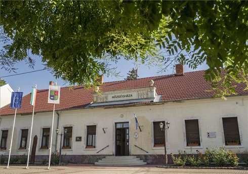 A községháza a Békés megyei Kondoroson 2013. július 12-én. Kondoros azon tizennyolc település egyike, amelynek városi címet adományozott a köztársasági elnök 2013. július 15-ei hatállyal. MTI Fotó: Rosta Tibor