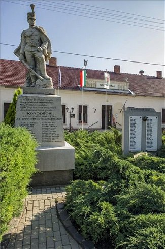 Első világháborús hősi emlékmű a Békés megyei Kondoroson 2013. július 12-én. Kondoros azon tizennyolc település egyike, amelynek városi címet adományozott a köztársasági elnök 2013. július 15-ei hatállyal. MTI Fotó: Rosta Tibor