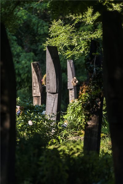 A szatmárcsekei kopjafás temető 2014. június 5-én. A világörökség részének ajánlja a nemzetközi temetkezési kultúrával foglalkozó világszervezet (FIAT-IFTA) a magyar kopjafejfás temetőket; erről a szervezet közgyűlése döntött a németországi Düsseldorfban megtartott ülésén. MTI Fotó: Balázs Attila
