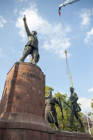 Petőfi Sándor szobrát, a Parlament melletti Kossuth-szoborcsoport egyik tagját emelik le a talapzatáról 2013. július 17-én.