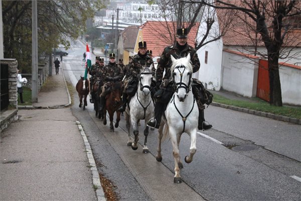 Ádám Barnabás ezredes (elöl) vezetésével az I. világháború csatahelyszínére, a lengyelországi Limanovába tartó Bakonyi Poroszkálók Hagyományőrző Egyesület és a Nemzeti Honvéd Díszegység tagjaiból álló lovascsapat Várpalotán 2014. november 28-án. A lovasok a tervek szerint december 14-ig teszik meg a 600 kilométeres távot. MTI Fotó: Nagy Lajos