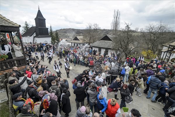 Hollókő, 2015. április 6. Palóc népviseletbe öltözött fiatalok locsolkodnak Hollókőn húsvéthétfőn, 2015. április 6-án. MTI Fotó: Komka Péter