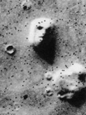 1976. július 25 - Emberi arc a Mars felszínén - Fotó: NASA