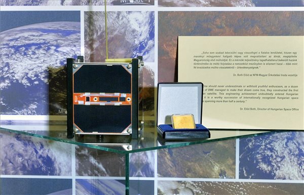  A Masat-1-nek, Magyarország első kisműholdjának a makettje a Magyar Nemzeti Múzeumban (MNM) 2014. november 10-én. A makett a kisműhold alkotóinak ajándékaként, a Masat-1 repülésének ezredik napján került a múzeumba. MTI Fotó: Máthé Zoltán