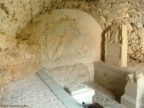 Mithras-szentély Fertőrákos - Magyarország területén ezen kívül mindössze még három helyszínen ismerünk ilyet:Szombathelyen, Aquincumban és Sárkeszin.