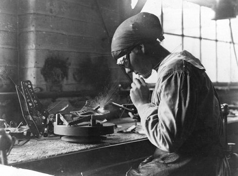 Női munkás egy munkapadnál hegeszt egy fegyvergyárban 1915-ben. Fotó: Hulton (archív felvétel)