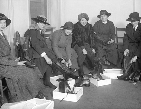 Női rendőrségi alkalmazottak próbálják új bakancsaikat az Egyesült Királyságban 1917 januárjában. Fotó: A. R. Coster, helyi hírügynökség