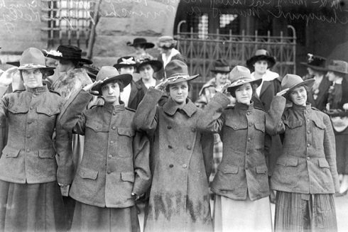 Amerika első női zászlóalja "Halál Csapat" amelynek megalakulása orosz társaik hatásának köszönhető az I. világháborúban, Lowell városában, Massachusetts államban. Előtte lőszer raktárban dolgoztak: Mary Tully, Nina Hosington, Blanche Chengnon, Marie Provencher and Agnes Kelley. Fotó: 