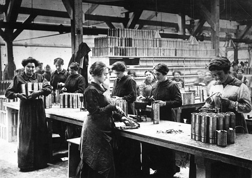 Nők dolgoznak egy párizsi lőszergyárban 1916-ban. Fotó: helyi hírügynökség)