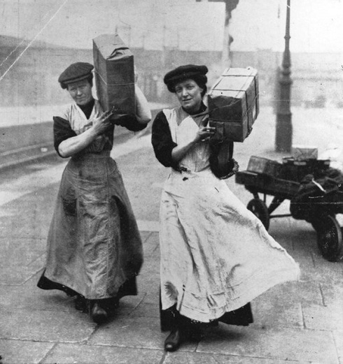 Két nő végez teherhordó munkát Marylebone állomáson, Londonban, 1915-ben. Fotó: Hulton (archív)