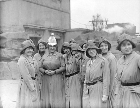 Női tűzoltócsapat, köztük a vezérigazgató helyettessel 1916. márciusában. Fotó: helyi hírügynökség.