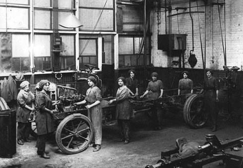 Háborús járműveket értékesítő női alkalmazottak 1917-ben. Fotó: 
