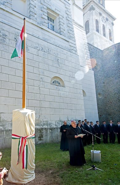 Pannonhalma, 2014. szeptember 24. Várszegi Asztrik főapát beszédet mond a Pannonhalmi Főapátság nemzeti emlékhellyé avatásán 2014. szeptember 24-én. MTI Fotó: Krizsán Csaba