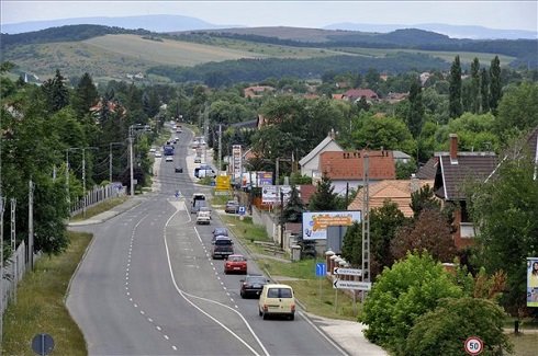 A Pest megyei Piliscsaba látképe a 10-es út feletti gyalogos felüljáró felől 2013. július 12-én. Piliscsaba azon tizennyolc település egyike, amelynek városi címet adományozott a köztársasági elnök 2013. július 15-ei hatállyal. MTI Fotó: Kovács Attila