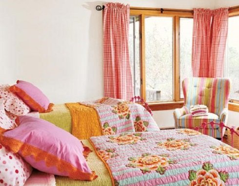 Színek és minták kavalkádja.A rózsaszín és a narancs nagyon jókedvre deríti az embert, bármilyen álmos reggelen. Pöttyös, csíkos és virágos. A sarokban álló fotel telitalálat.