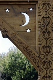 A Hold és a csillagok a kapu egyik sarkában. Fotó: 