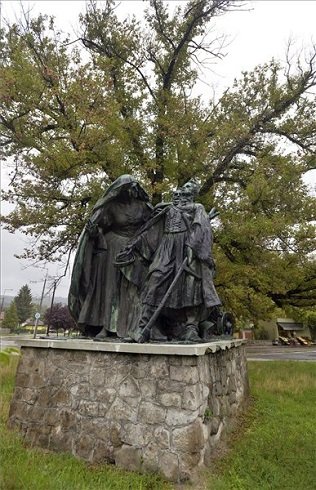 A Tisza Istvánnak emléket állító szoborkompozíció Esztergomban a Baross Gábor út melletti parkban
