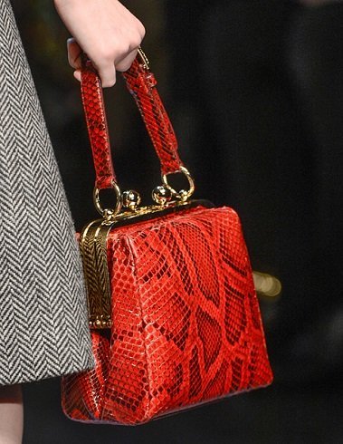 A legtöbb Dolce & Gabbana 2013  őszi kézitáska kollekciója dúsan mintázott, mégis visszafogottan elegáns, mint ez a piros pythonbőrből készült darab.
