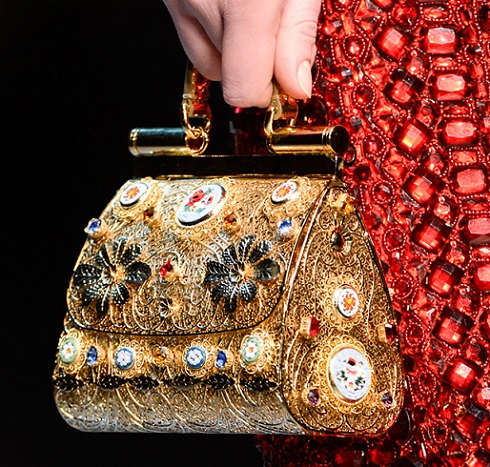 Ez a Dolce & Gabbana estélyi ruhához ajánlott táska a csillogó, régi világ fényűző életmódjára emlékeztet.