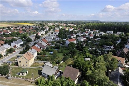 A Komárom-Esztergom megyei Tát kertvárosának látképe 2013. július 12-én. Tát azon tizennyolc település egyike, amelynek városi címet adományozott a köztársasági elnök 2013. július 15-ei hatállyal. MTI Fotó: Kovács Attila