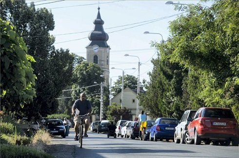 Egy férfi kerékpározik a Kossuth úton a Heves megyei Verpeléten 2013. július 12-én. Verpelét azon tizennyolc település egyike, amelynek városi címet adományozott a köztársasági elnök 2013. július 15-ei hatállyal. MTI Fotó: Komka Péter