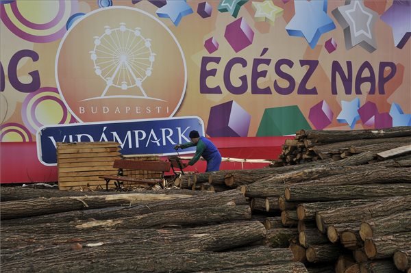 Karám építéséhez gyalul fát egy munkás 2014. február 19-én az egykori Vidám Park területén, amelyet átvett a Fővárosi Állat- és Növénykert. MTI Fotó: Kovács Attila