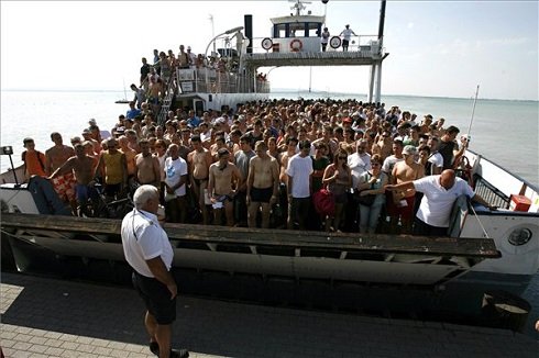 Közel nyolcezren úszták át a Balatont