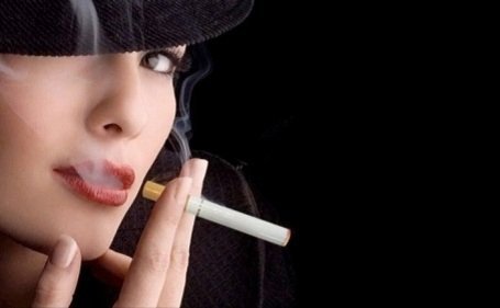 Ne e-cigarettával szokjunk le a dohányzásról! Nincs betiltva, pedig veszélyesebb mint az igazi