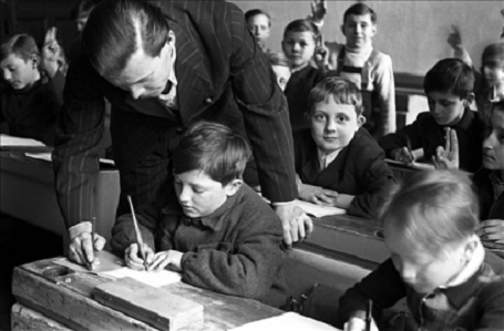 1941/42-es tanévtől kötelező volt a rovásoktatás az elemi iskolában