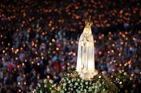 Zarándokok tömege várja a fatimai Szűz Mária-szobrot Rómában
