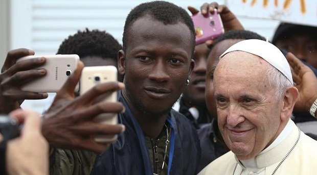Ferenc pápa továbbra is védelmezi és integrálni akarja a migránsokat