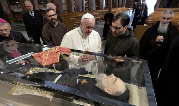 Ferenc pápa szombaton Pió atya földi maradványainál imádkozott