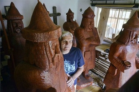 A hét vezért ábrázoló faszobrokat készítette el a kunhegyesi fafaragó népi iparművész
