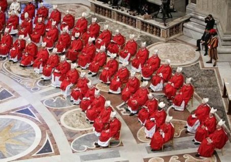 Pápaválasztás – Továbbra sem döntöttek a bíborosok a konklávé dátumáról