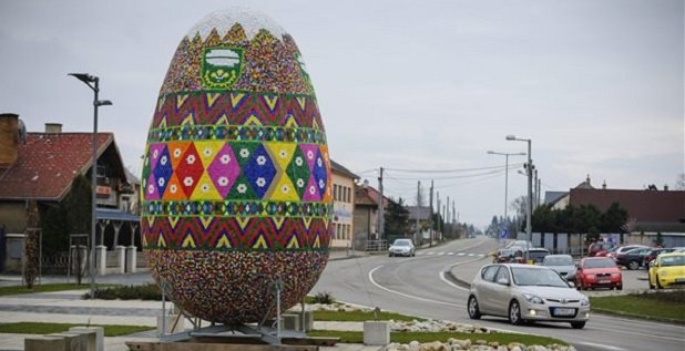 Óriás húsvéti tojás a felvidéki Lemesen