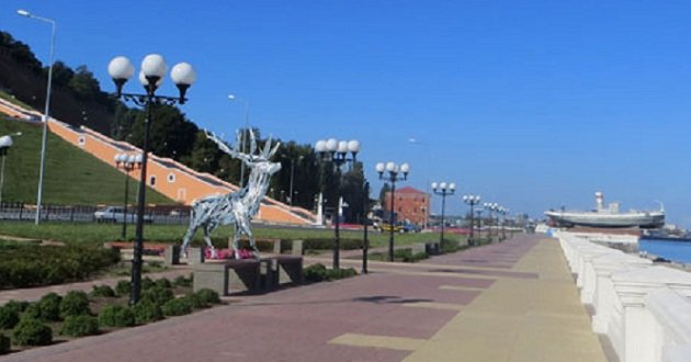 Szőke Gábor Miklós csodaszarvas szobrát kapta ajándékba Nyizsnyij Novgorod