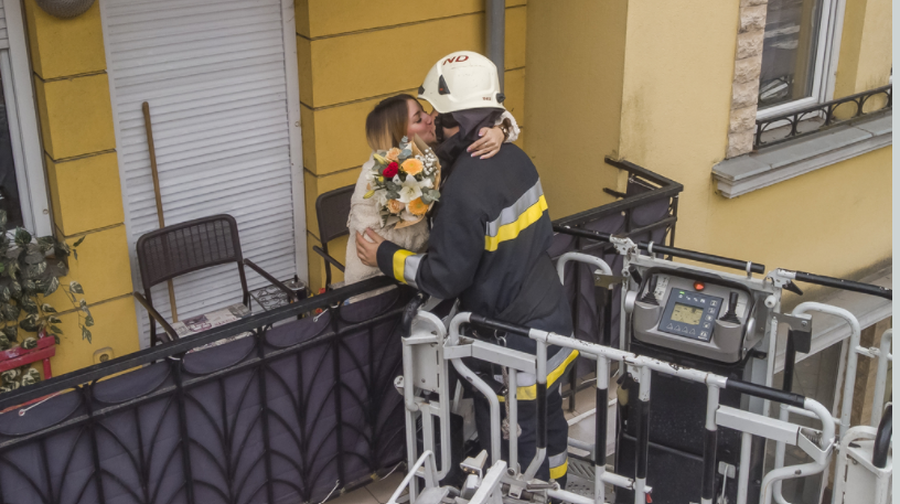 Tűzoltókosárból kérte meg szerelme kezét
