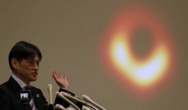 Tudósok közzétették a világ legelső fekete lyuk fotóját