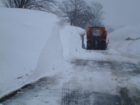 Még 130 úton van érvényben útzár a hófúvások miatt, 20 település nem érhető el közúton